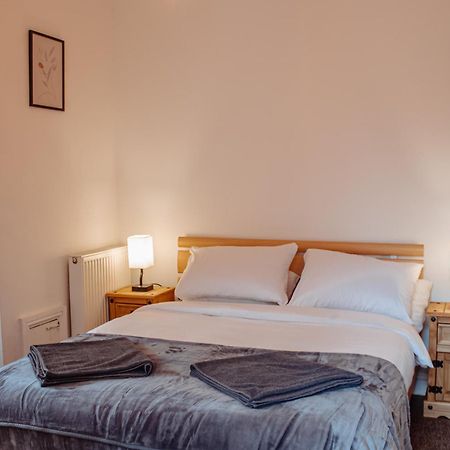 Spacious Flat With Free Parking Apartment ฮาร์โรเกต ภายนอก รูปภาพ