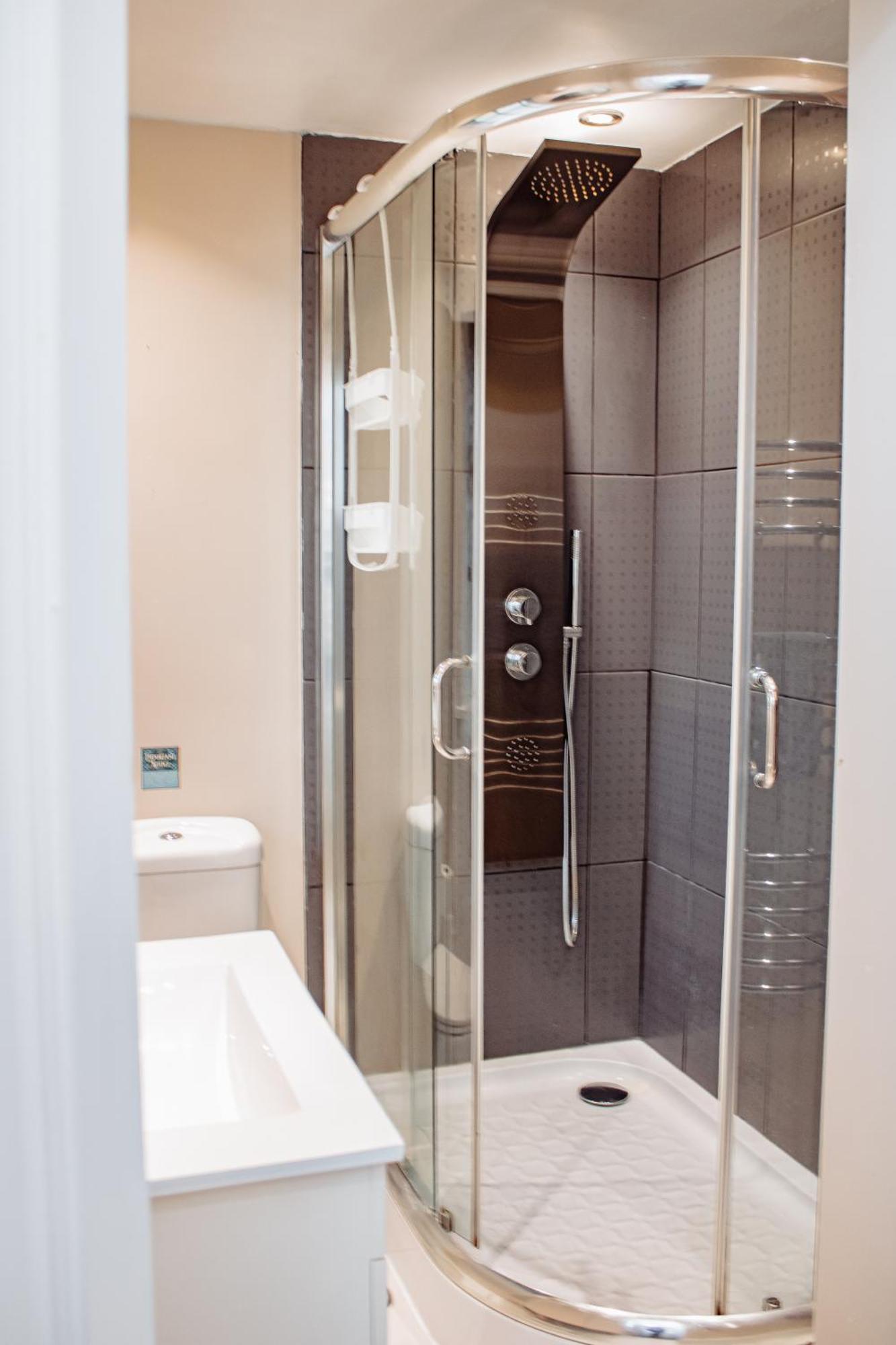 Spacious Flat With Free Parking Apartment ฮาร์โรเกต ภายนอก รูปภาพ